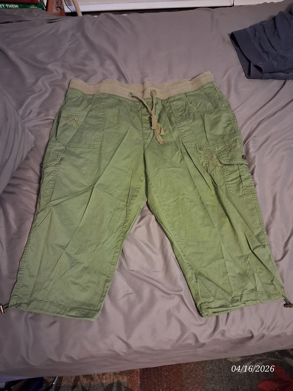 Terra & Sky Light Olive Drawstring Capri Cargo Pants